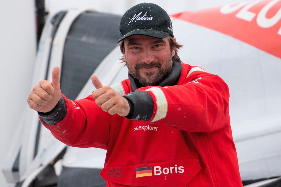 Skipper Boris Herrmann (41) jubelt auf seiner Jacht "Seaexplorer". (Archivbild)