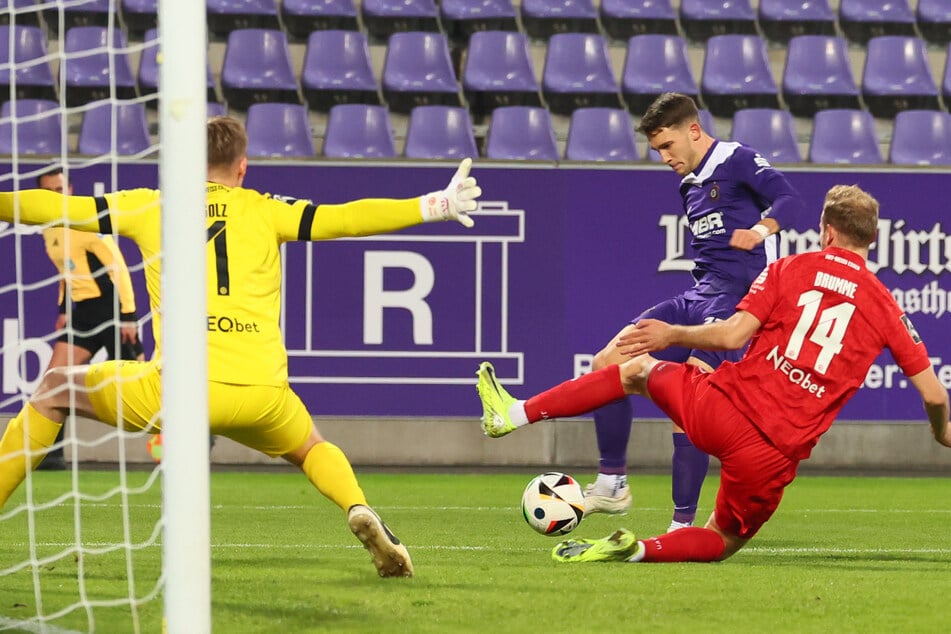 Klasse! Aue-Spieler Pascal Fallmann (2. v. r.) zieht zum 1:0 ab.