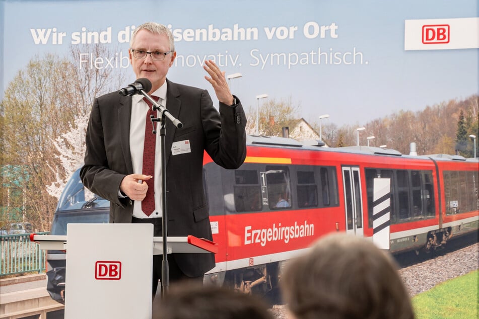Ralf Reineke (55), Leiter Infrastruktur der Erzgebirgsbahn, bei der symbolischen Inbetriebnahme der elektrifizierten Bahnstrecke am Donnerstag.