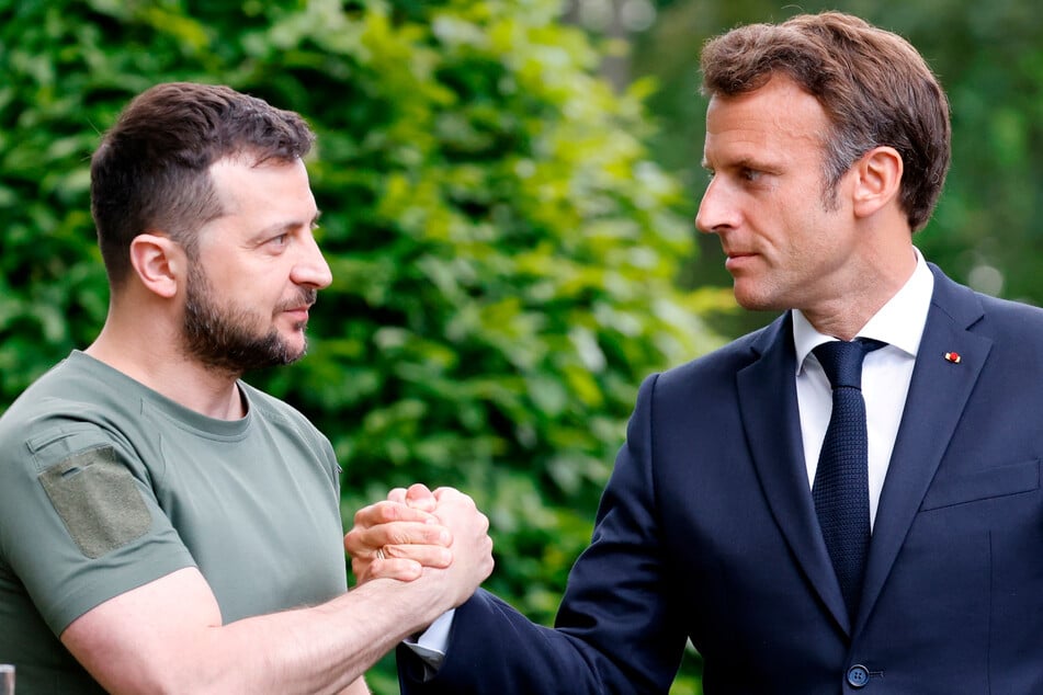 Frankreichs Präsident Emmanuel Macron (r., 44) hat sich vor seinem Berlin-Besuch mit dem ukrainischen Präsidenten Wolodymyr Selenskyj (44) ausgetauscht.