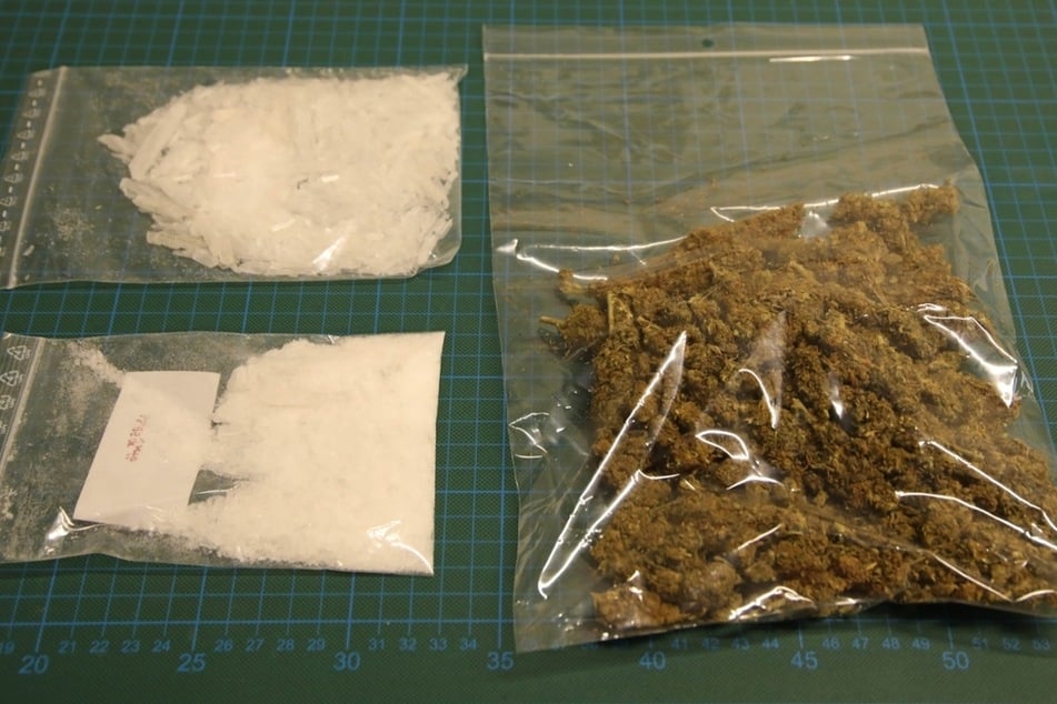 Die Polizisten entdeckten in der Wohnung auch rund 70 Gramm Crystal, 65 Gramm Marihuana, Ecstasy-Tabletten und eine geringe Menge Kokain.