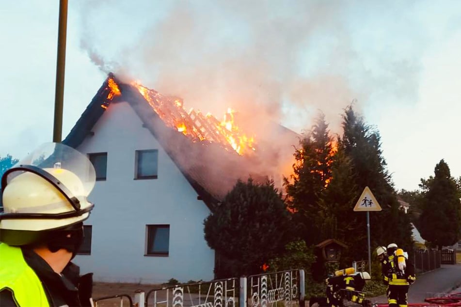 Flammen schlugen aus dem Dachstuhl des Wohnhauses, die Feuerwehr hatte alle Hände voll zu tun.
