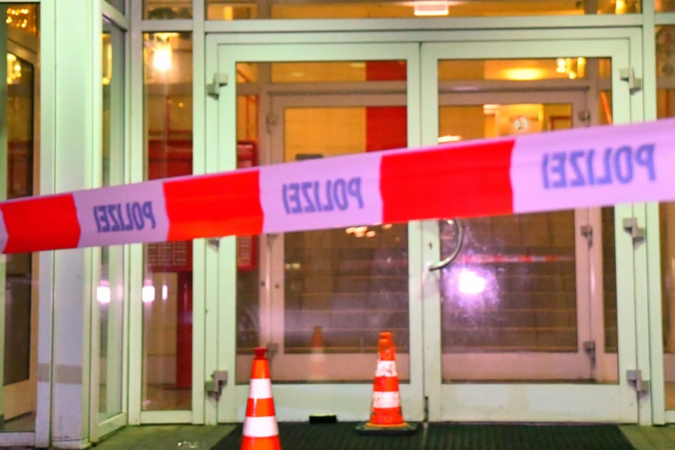 Die Polizei hat den Hauseingang abgesperrt.