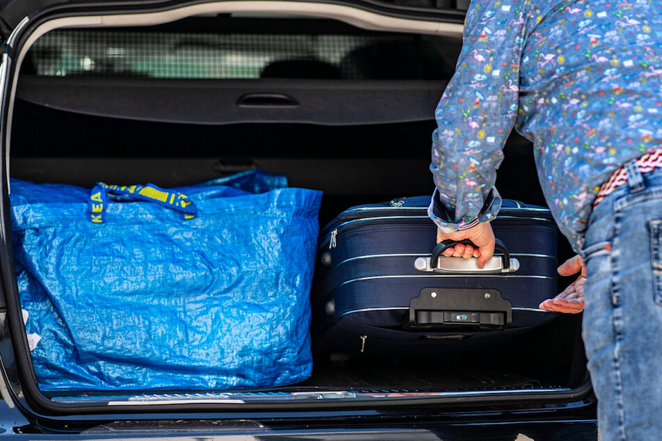 Gepackte Koffer werden in den Kofferraum seines Fahrzeuges geschoben. Wo ging die Reise in diesem Sommer hin? (Symbolbild)