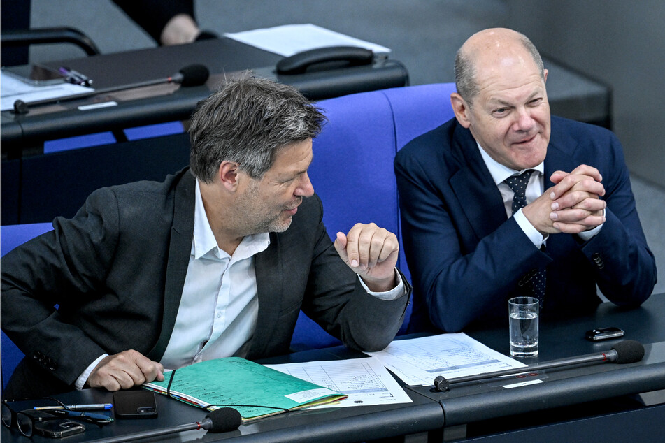 Robert Habeck (52, Grüne, l.) und Olaf Scholz (63, SPD) im Bundestag. Der Bundeskanzler hatte bereits wenige Tage nach Russlands Einmarsch in die Ukraine eine massive Aufrüstung angekündigt.