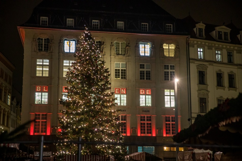 Am 23. November sollte der Leipziger Weihnachtsmarkt starten. Trotz Absage steht die festlich-geschmückte und beleuchtete Tanne auf dem Marktplatz.