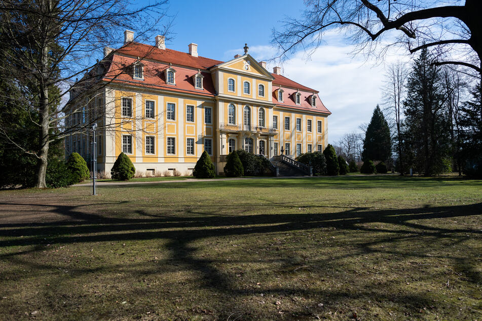 Das Barockschloss Rammenau im Sonnenlicht am Morgen.