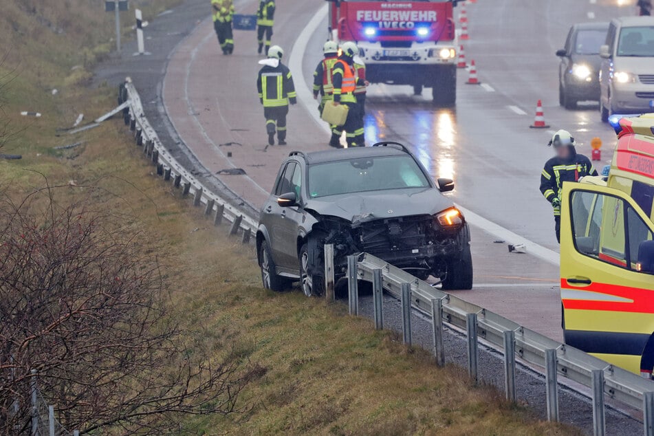 Ein Mercedes landete auf der A4 auf der Leitplanke.