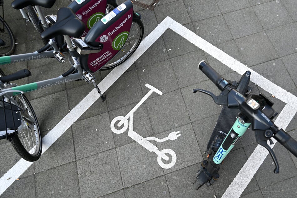 Nachdem der Täter sich den Rucksack seines Opfers (44) geschnappt hatte, machte er sich mit einem Elektroroller und einer weiteren männlichen Person davon. (Symbolbild)