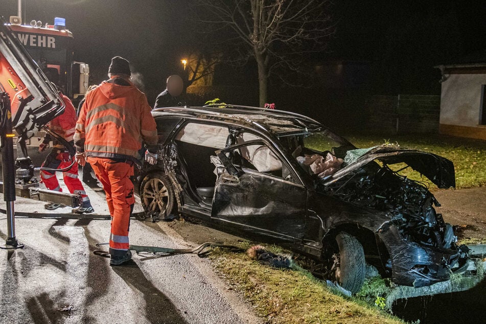Die Feuerwehr musste den Mercedes zunächst aus dem Straßengraben ziehen, um ihn zu bergen.