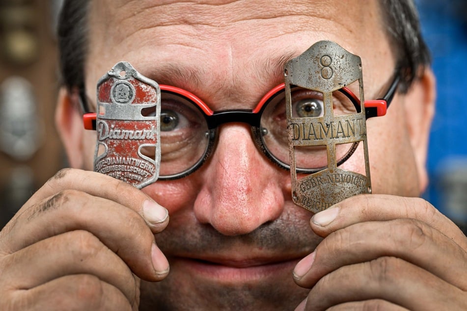 Zwei alte Diamanten: Das rote Schild ist selten und neu in der Sammlung. Das rechte ist über 100 Jahre alt.