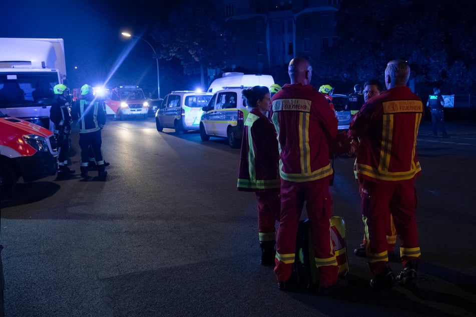 Neben Rettungskräften wurde auch eine Hundertschaft der Polizei alarmiert. (Symbolbild)