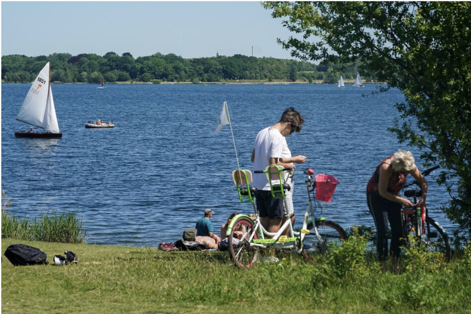 Ein Badeausflug wie hier an den Cospudener See bei Leipzig kann am Wochenende auf jeden Fall eingeplant werden.