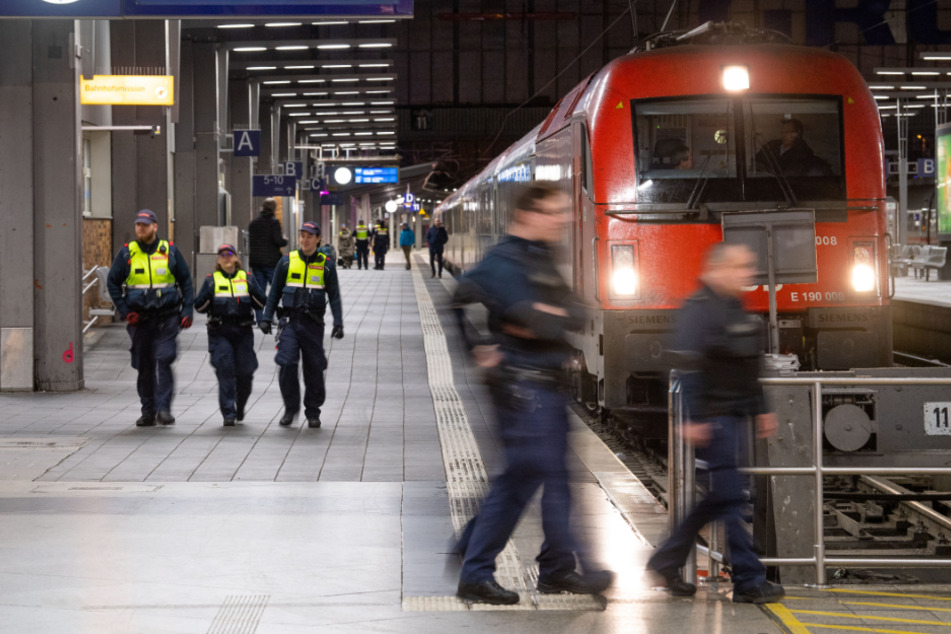 Im Zug von München nach Ingolstadt wurde der 16-Jährige plötzlich attackiert. (Symbolbild)