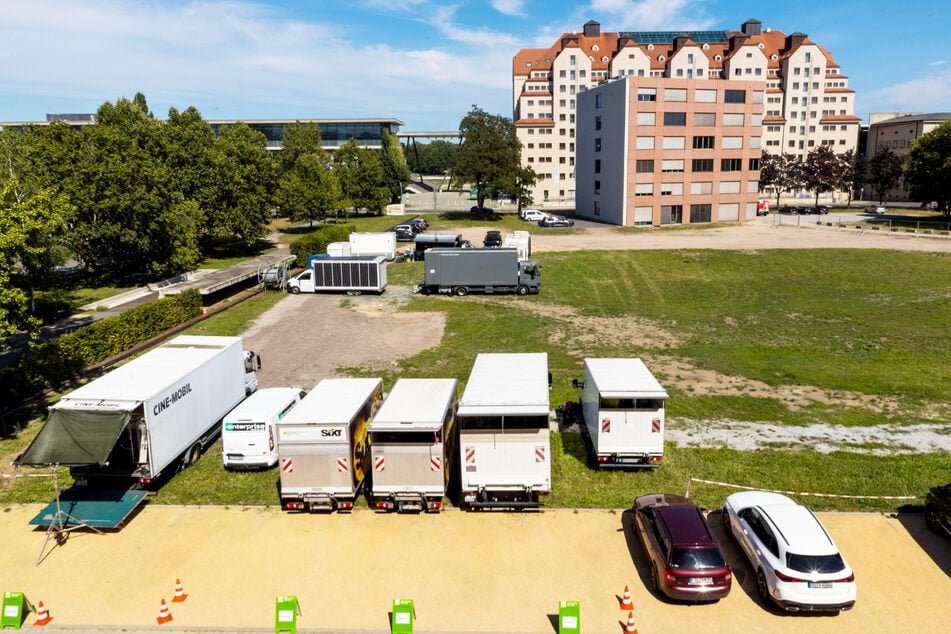 Auf der Wiese am Verlagshaus parkt das technische Equipment der Filmcrew.