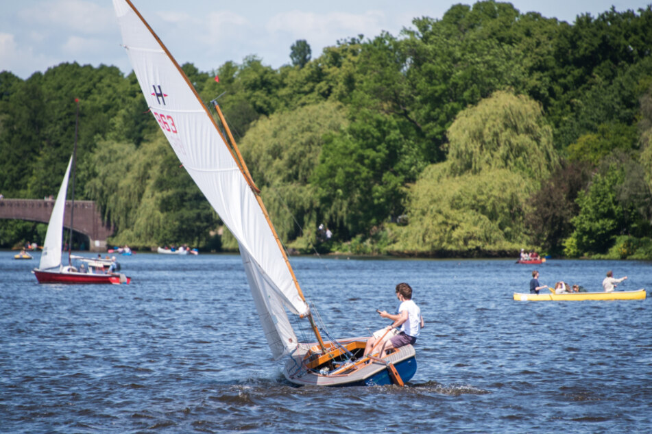 Wassersportler genießen das sommerliche Pfingstwetter auf der Außenalster