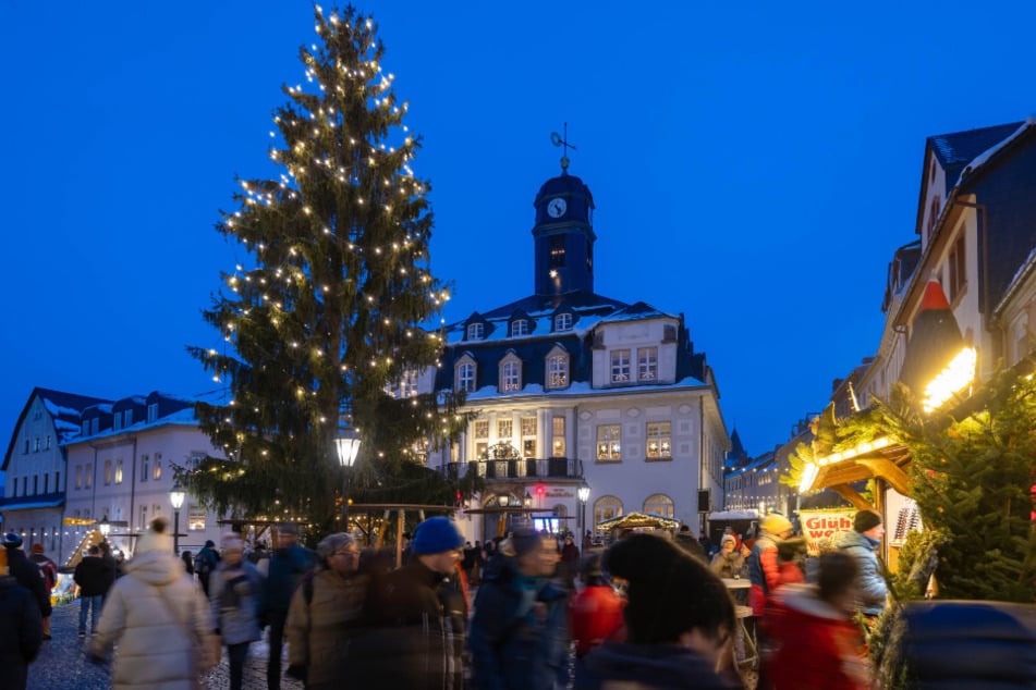 Der Schwarzberger Weihnachtsmarkt lockt nicht nur mit märchenhafter Kulisse.