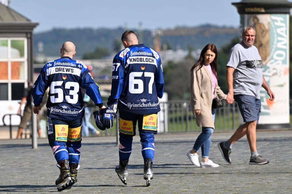 Die Touristen (r.) schauten verdutzt, als Yannick Drews (26, l.) und Tom Knobloch (24) in Eishockey-Outfit und Schlittschuhen über den Platz an der Brühlschen Terrasse gingen.