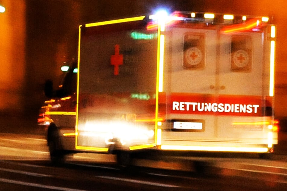 Taxi prallt auf Autobahn gegen Leitplanke! Vier Menschen bei Unfall verletzt