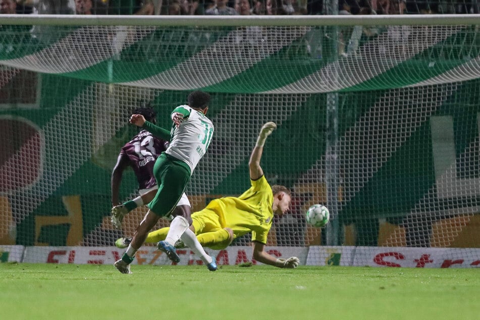 Stanley Ratifo (M.) trifft zum 1:0.
