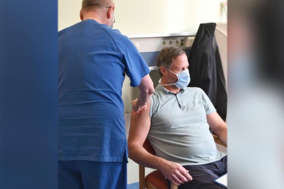Dr. Thomas Grünewald (links) beim Impfen des Kaufmännischen Geschäftsführers Dirk Balster im Klinikum Chemnitz.