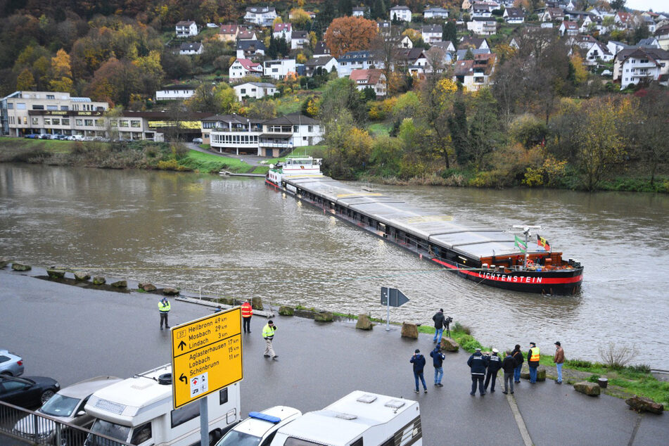 Schiff steckt nicht mehr fest: Neckar wieder befahrbar