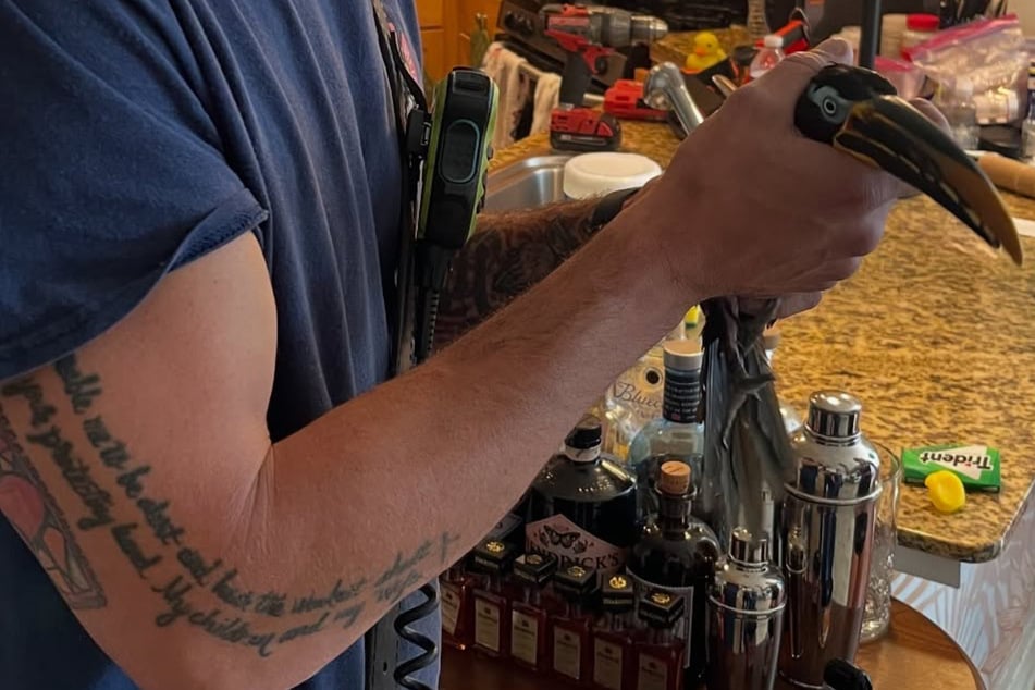 Schließlich gelang es mit der Hilfe der Einsatzkräfte, den exotischen Vogel zu befreien.