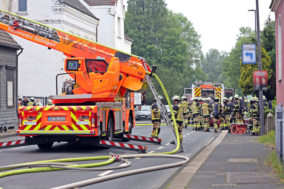 Die Feuerwehr war am Montag mit zahlreichen Einsatzkräften vor Ort.