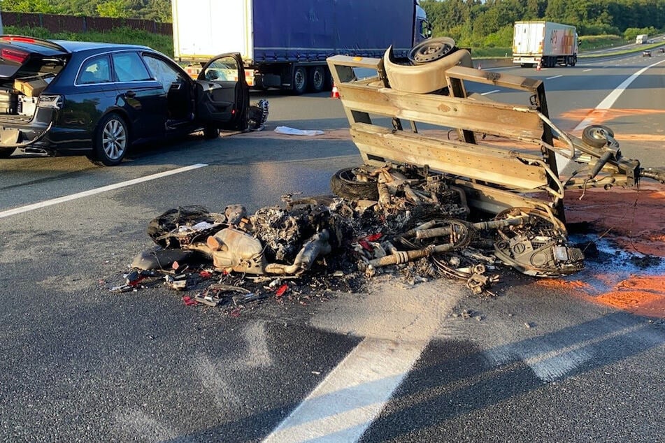 Ein Anhänger und Motorräder liegen ausgebrannt auf der Autobahn A9.