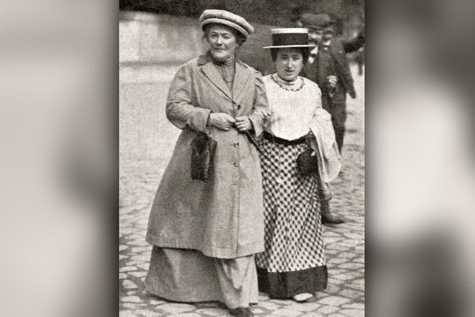 Auch die späteren Kommunistinnen Clara Zetkin (1857-1933, l.) und Rosa Luxemburg (1871-1919) setzten sich im damaligen Deutschen Reich für Frauenrechte ein. Der Frauentag wurde weltweit zuerst von Sozialisten und Kommunisten begangen.