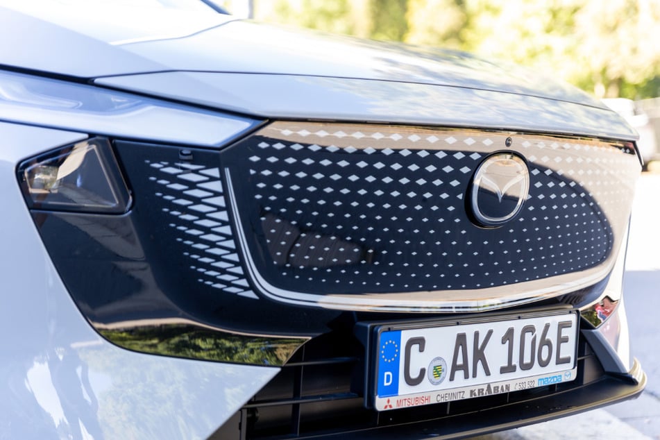 Der neue, leuchtende Mazda "Signature-Wing" erhellt die Front des Mazda6e und zeigt gleichzeitig beim Aufladen den Ladestatus.