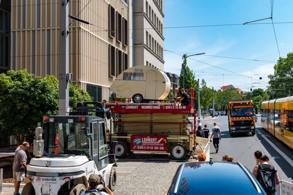 Das Dübener Ei wird vorsichtig wie ein rohes Ei zum Boden bugsiert.