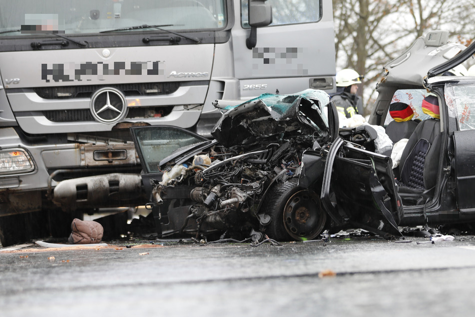 Der Lkw-Fahrer erlitt bei dem Unfall bei Höchstadt an der Aisch keine Verletzungen, kam aber dennoch in eine Klinik.