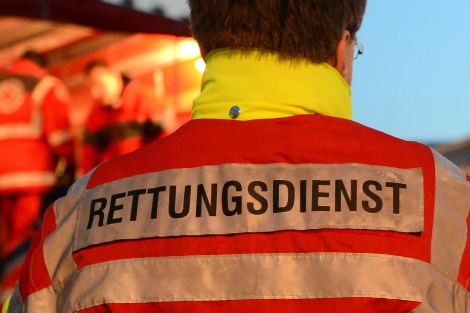 Vorfahrt nicht beachtet: Hyundai-Fahrer bei Unfall mit Transporter schwer verletzt