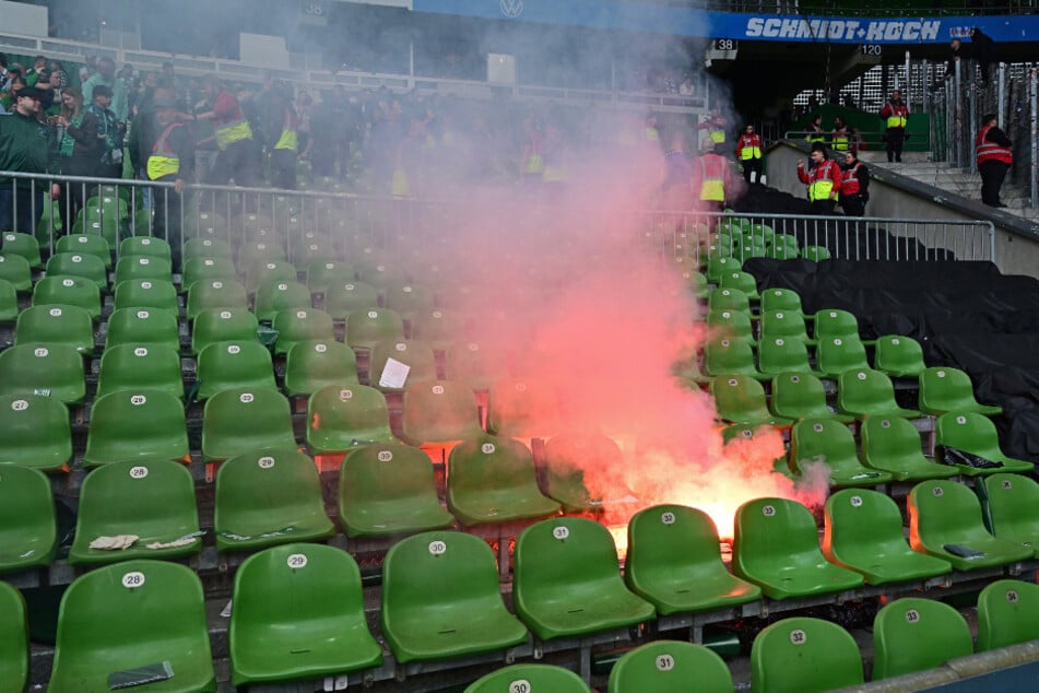 Nach dem Nordderby eskalierte die Situation im Weserstadion. Unter anderem wurden Feuerwerkskörper auf die Ränge geschossen.
