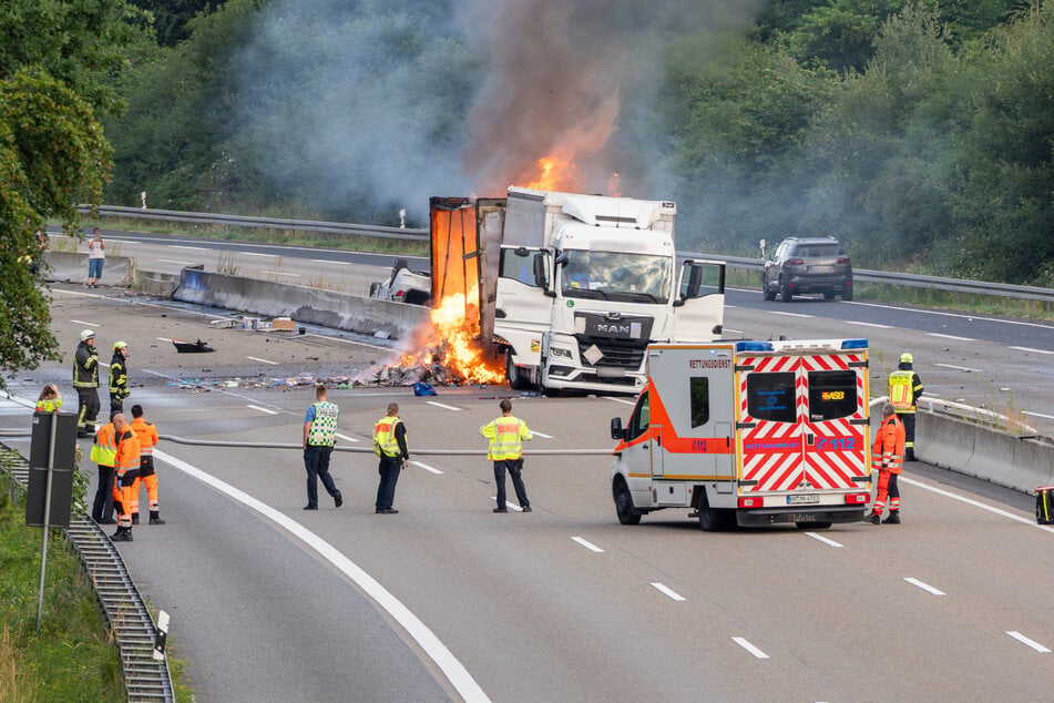 Der Anhänger des Lastwagens brannte infolge des heftigen Unfalls auf der A3 komplett aus.
