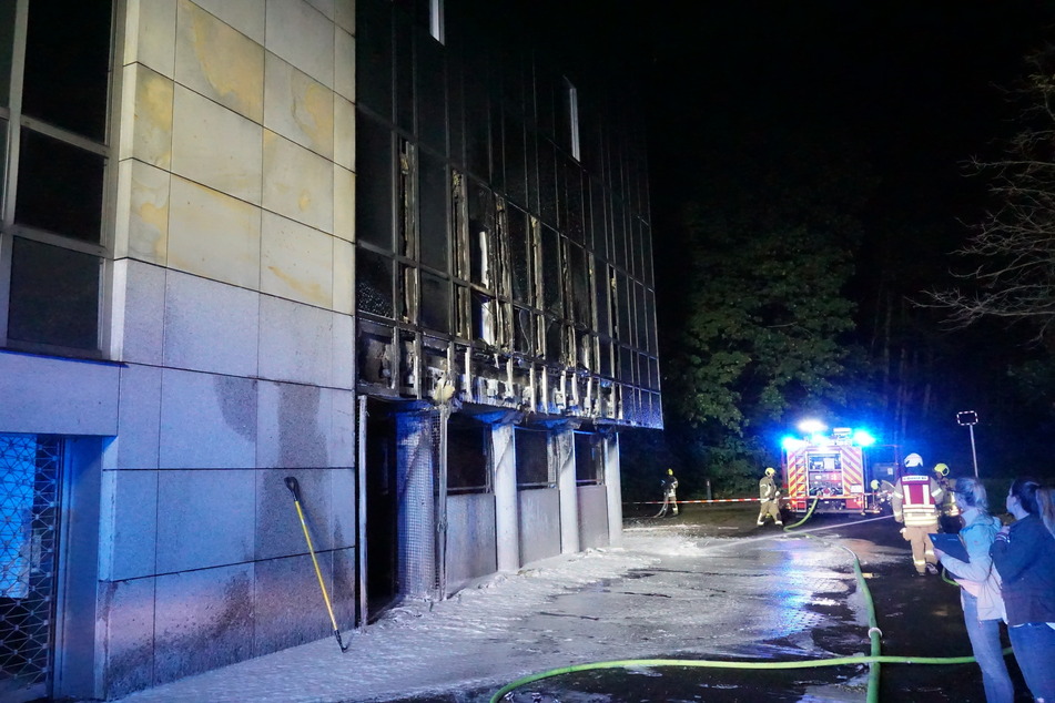 Der Brand verursachte an dem Gebäude umfangreiche Schäden.