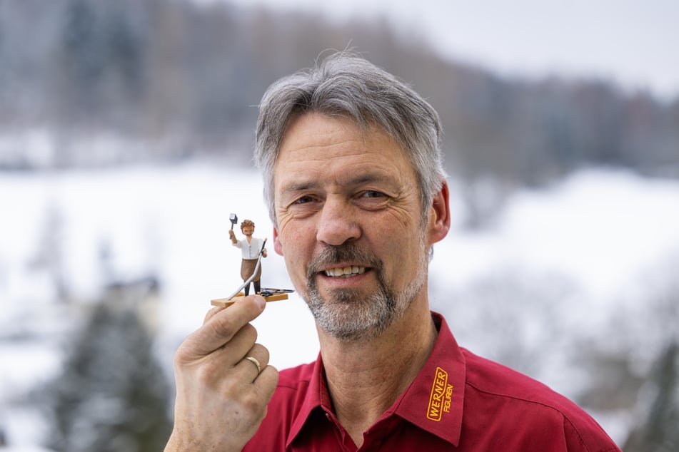 Kunsthandwerker Siegfried Werner (60) möchte mit seiner neuen Figur zu Frieden aufrufen.