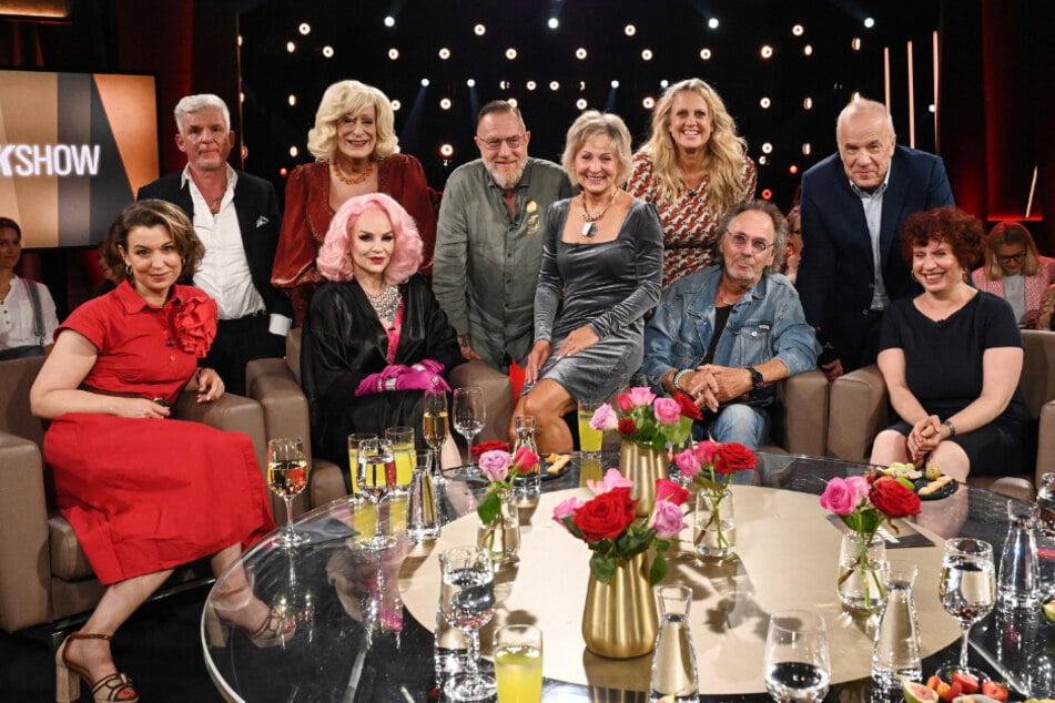 Neben der Dragqueen (3.v.l.) waren ausschließlich Persönlichkeiten in der Talkshow zu Gast, die eine ganz besondere Beziehung zur sündigen Meile haben.