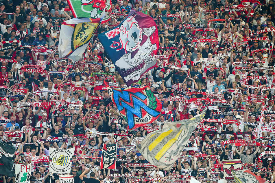Mitten in der Menge wurde am Samstagabend während des Supercup-Spiels zwischen RB Leipzig und dem FC Bayern München ein Fan frisiert.