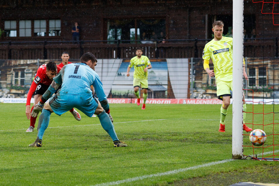 Das 1:0 für Großaspach: Marco Hingerl (l.) schiebt den Ball über die Linie des Zwickauer Tores