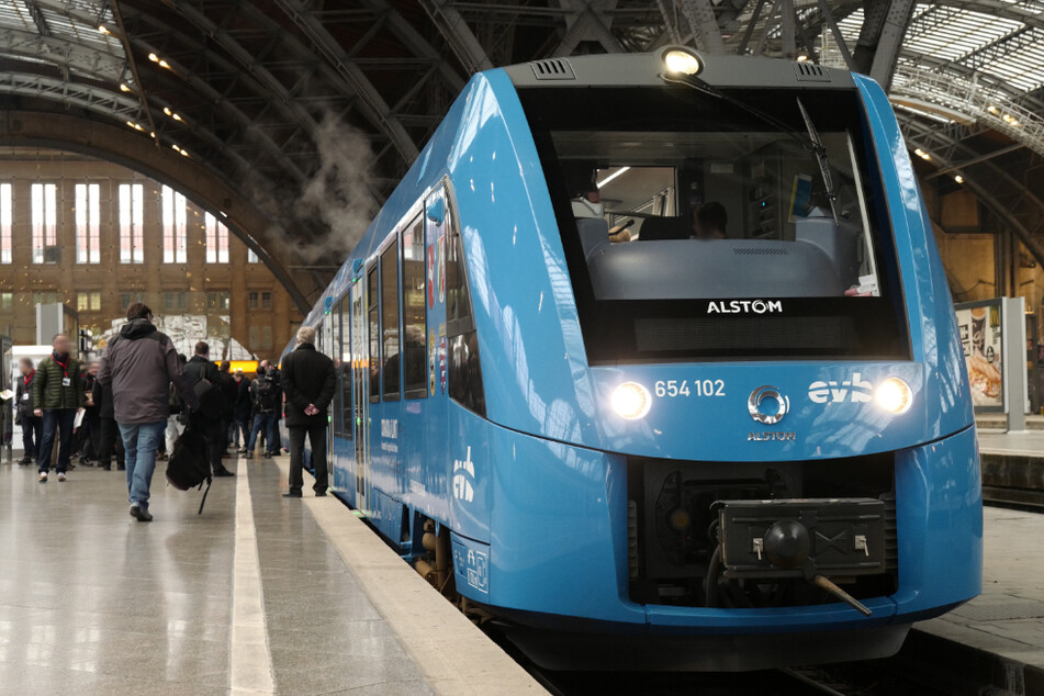 Ein Wasserstoffzug steht zur Premierenfahrt in den Leipziger Hauptbahnhof bereit. 2023 sollen diese Züge auch in Thüringen fahren.