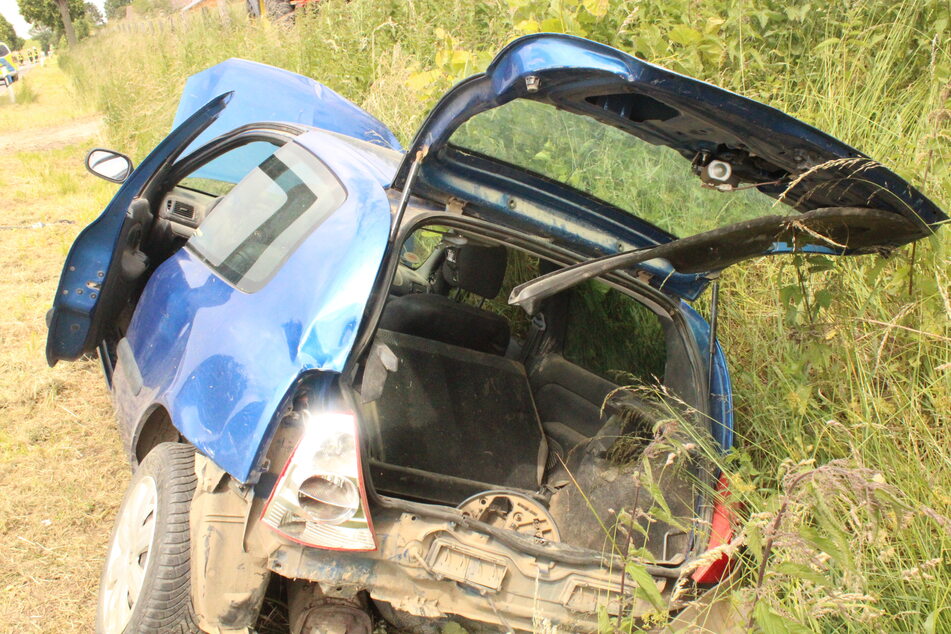 Der blaue Kleinwagen des Rentners (88) wurde bei dem Crash in den Straßengraben geschoben.