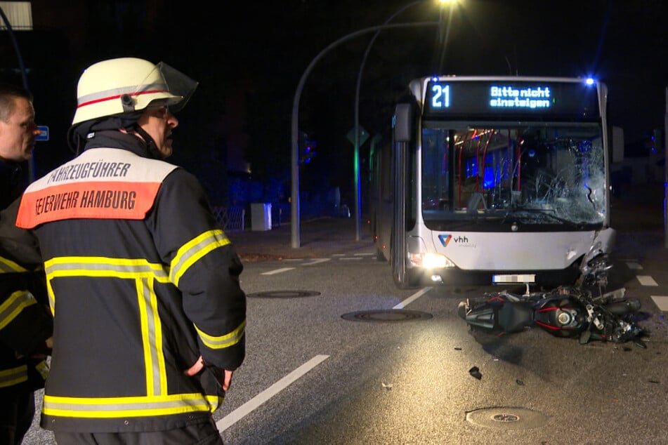 Am Samstagabend ist ein Motorradfahrer in Hamburg von einem Linienbus erfasst worden. Der 53-Jährige erlitt dabei mehrere Knochenbrüche.