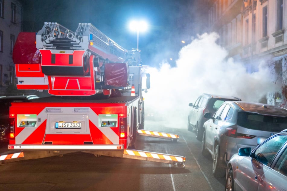Leipzig: Büro in Flammen: Feuerwehr muss mehrere Menschen evakuieren