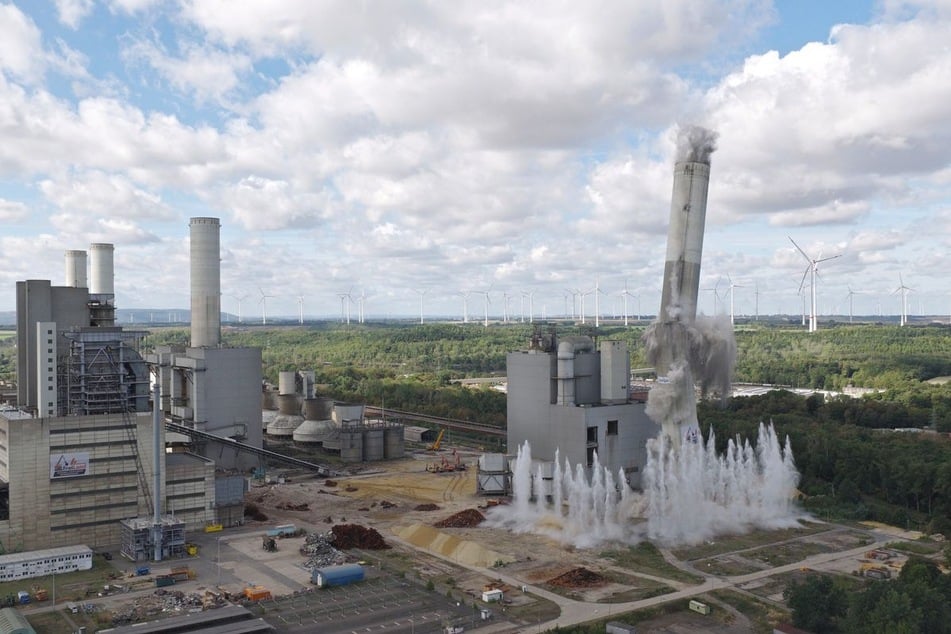 In Grevenbroich ist ein 200 Meter hoher Schornstein des ehemaligen Braunkohlekraftwerks Frimmersdorf gesprengt worden.