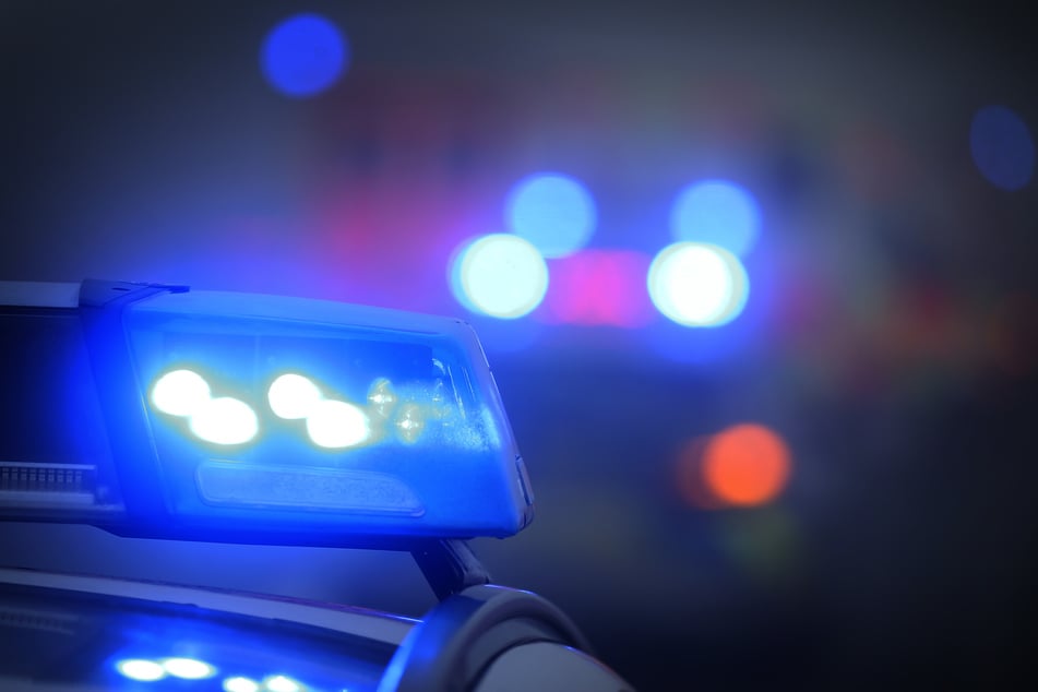 Am Dienstagabend haben Polizeibeamte einen mutmaßlichen Einbrecher auf frischer Tat ertappt. (Symbolfoto)