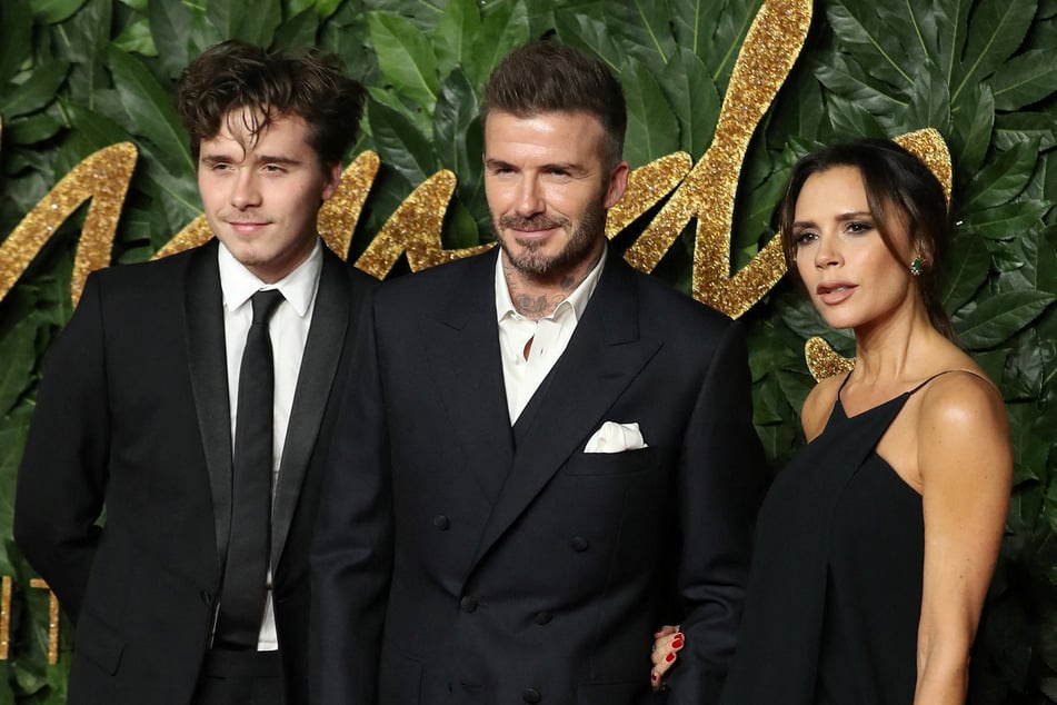 Zwischen Brooklyn Peltz Beckham (26, l.) und seinen Eltern David (50) und Victoria Beckham (51) hängt der Haussegen schief.