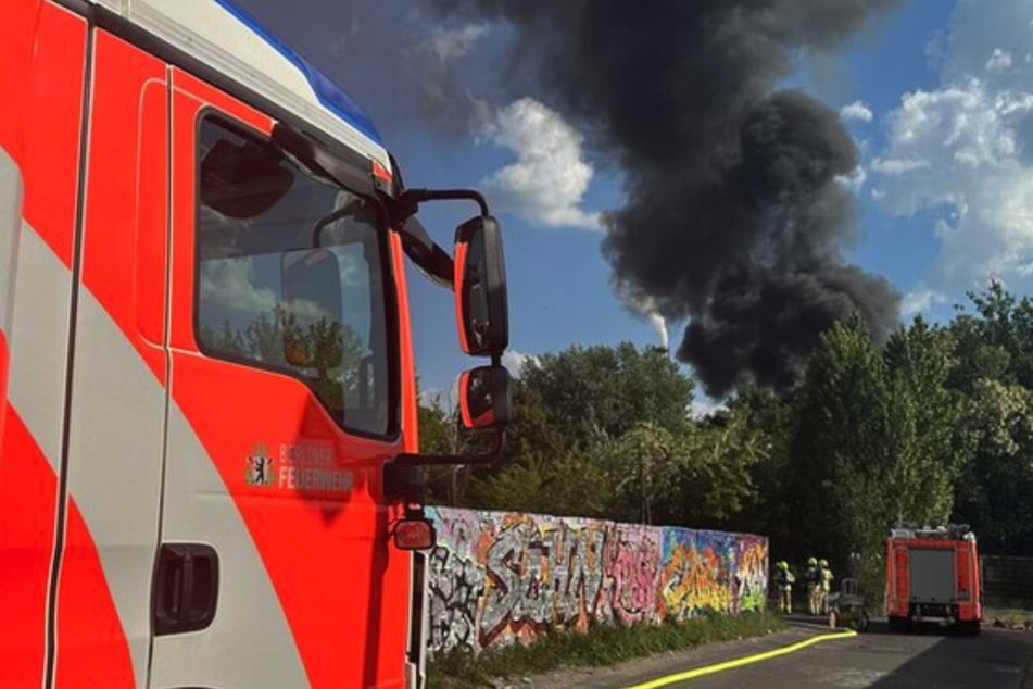 Im Berliner Ortsteil Haselhorst stehen mehrere Gartenlauben in Flammen.
