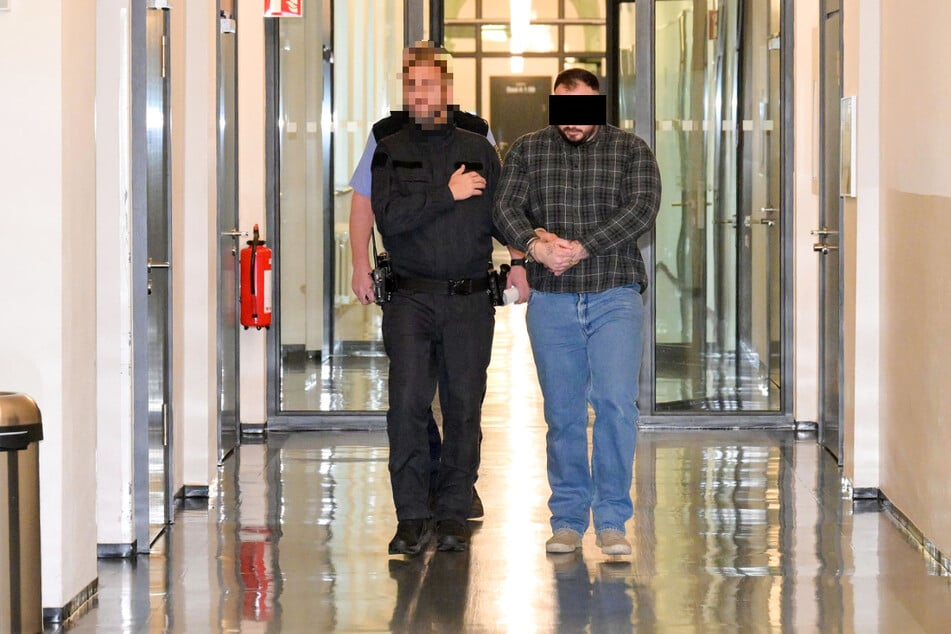 Oldrich N. (26) raste der Polizei davon, jetzt saß er auf der Anklagebank.